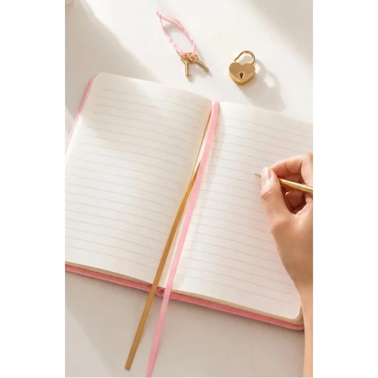 VICTORIA'S JOURNALS 126-2753 HUSH HUSH KİLİTLİ KUTULU VE KALEMLİ 100gr.192YP.ÇİZGİLİ DEFTER - PEMBE