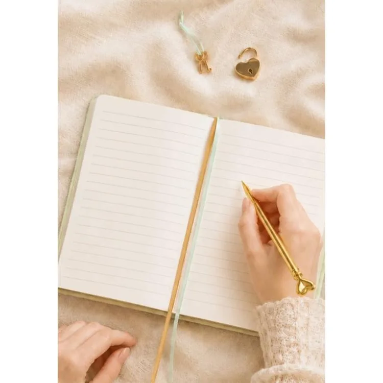 VICTORIA'S JOURNALS 126-2757 HUSH HUSH KİLİTLİ KUTULU VE KALEMLİ 100gr.192YP.ÇİZGİLİ DEFTER - YEŞİL