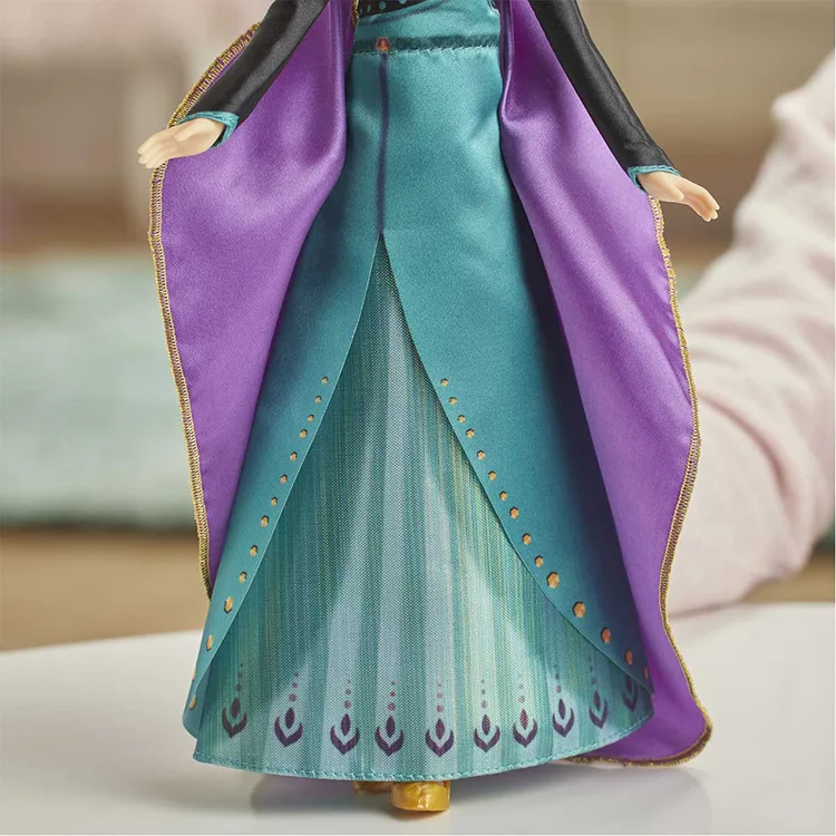 HASBRO E8881 DISNEY FROZEN 2 ŞARKI SÖYLEYEN ANNA