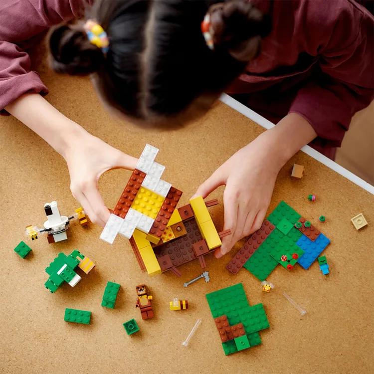 LEGO MINECARFT 21241 ARI EVİ 254 PARÇA