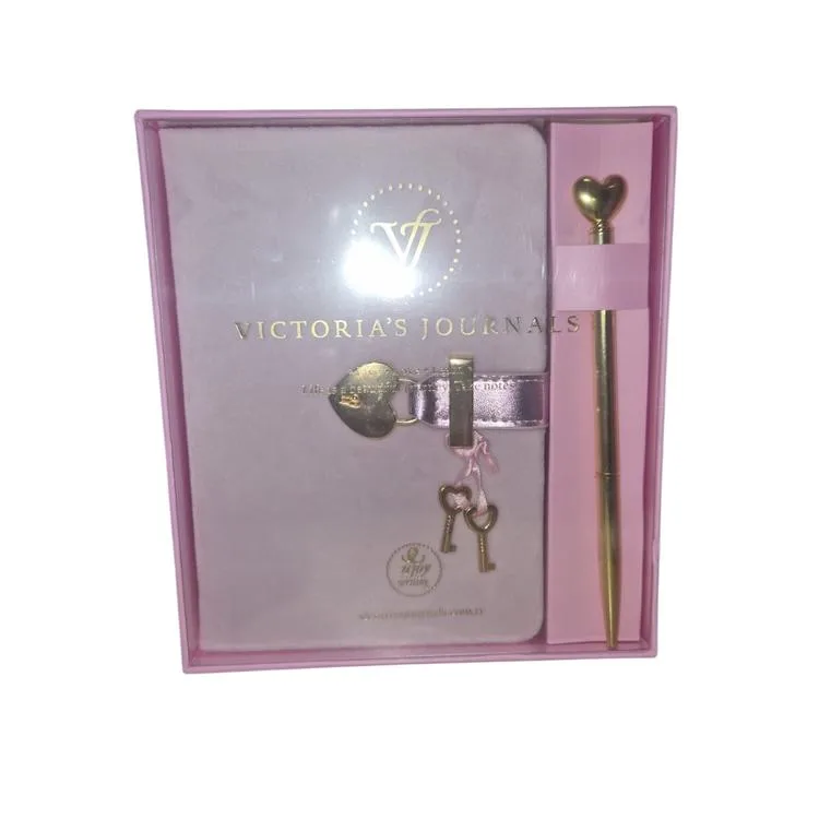 VICTORIA'S JOURNALS 126-2756 HUSH HUSH KİLİTLİ KUTULU VE KALEMLİ 100gr.192YP.ÇİZGİLİ DEFTER - PUDRA
