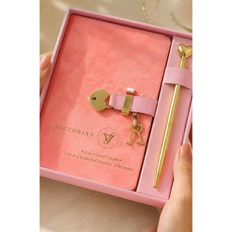 VICTORIA'S JOURNALS 126-2753 HUSH HUSH KİLİTLİ KUTULU VE KALEMLİ 100gr.192YP.ÇİZGİLİ DEFTER - PEMBE